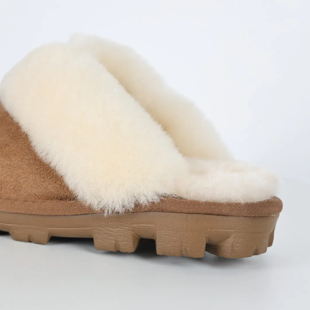 Pick up locally 💰480 The core recommendation is good price UGG Coquette lazy slippers series maroon Xiaohongshu hot model Henan Longfeng leather production Sheep fur integrated top quality in the market 2-3 cm cashmere insole to keep warm in winter and suitable for home use UUG has launched a style series in the new year, which is partially geared towards the preferences of young consumers and has also moved to the forefront of fashion trends. Shoe body material Water-repellent coated suede upper 17mm UGGPURE™ implanted wool insole Lightweight non-slip comfortable rubber outsole With brand LOGO Trademark Comes with full packaging Size: 35 36 37 38 39 40